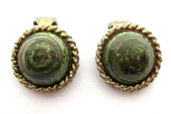 Vintage Green Swirled Art Glass Bullseye Sparkly Clip On Earrings Gold Tone