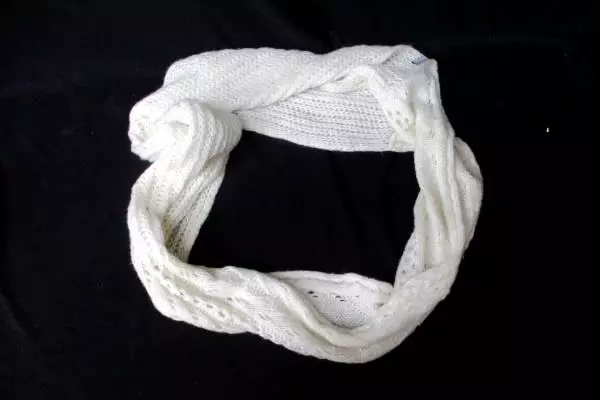 Winter Wardrobe Accessories Lot 2 Pieces Aldo Scarf And Apt 9 Beanie White Grey