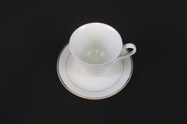 4 Gibson Designs Housewares White Tuxedo Gold Trim Gilt Fluted Teacups Saucers