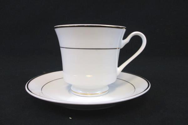4 Gibson Designs Housewares White Tuxedo Gold Trim Gilt Fluted Teacups Saucers