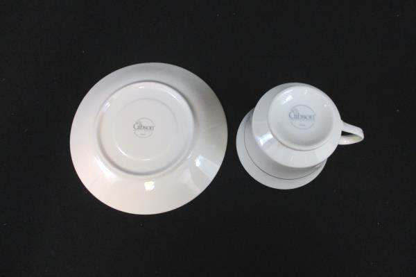 4 Gibson Designs Housewares White Tuxedo Gold Trim Gilt Fluted Teacups Saucers