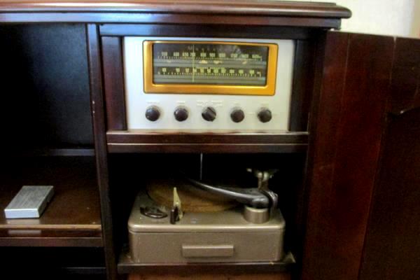 1940s Magnavox 272L Radio Turntable Mahogany Cabinet Console C148-21