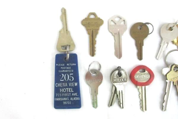 Lot of 16 Vintage Keys Luggage Suitcase Car Safe Building Lock Steampunk