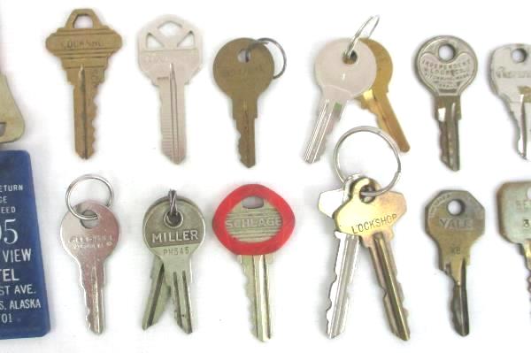 Lot of 16 Vintage Keys Luggage Suitcase Car Safe Building Lock Steampunk