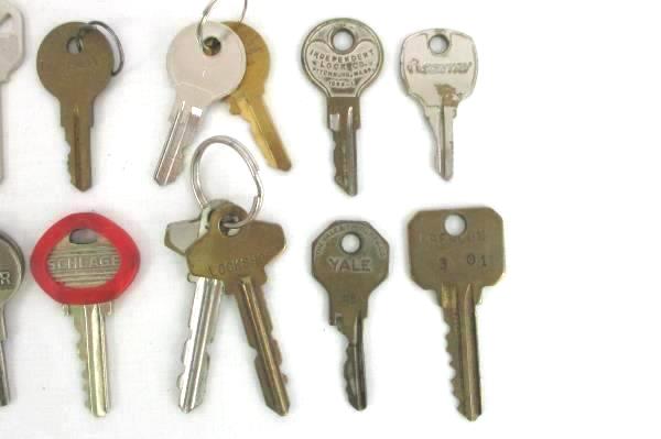 Lot of 16 Vintage Keys Luggage Suitcase Car Safe Building Lock Steampunk